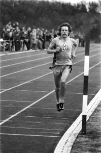 Jos Hermens verbeterd uurrecord en record 20 km op Papendal tijdens wedstrijd, Bestanddeelnr 928-5534
