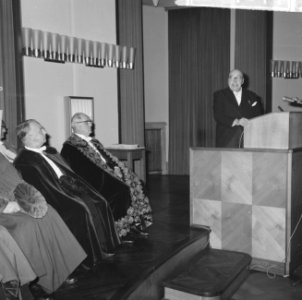 Joost van den Vondelpreis 1963 uitgereikt aan Albert van Dalsum , v.l.n.r. prof., Bestanddeelnr 916-4877