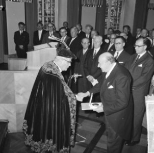 Joost van den Vondelpreis 1963 uitgereikt aan Albert van Dalsum , hier ontvangt , Bestanddeelnr 916-4872