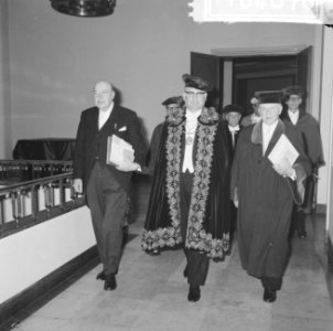 Joost van den Vondelpreis 1963 uitgereikt aan Albert van Dalsum , vlnr Van D, Bestanddeelnr 916-4876