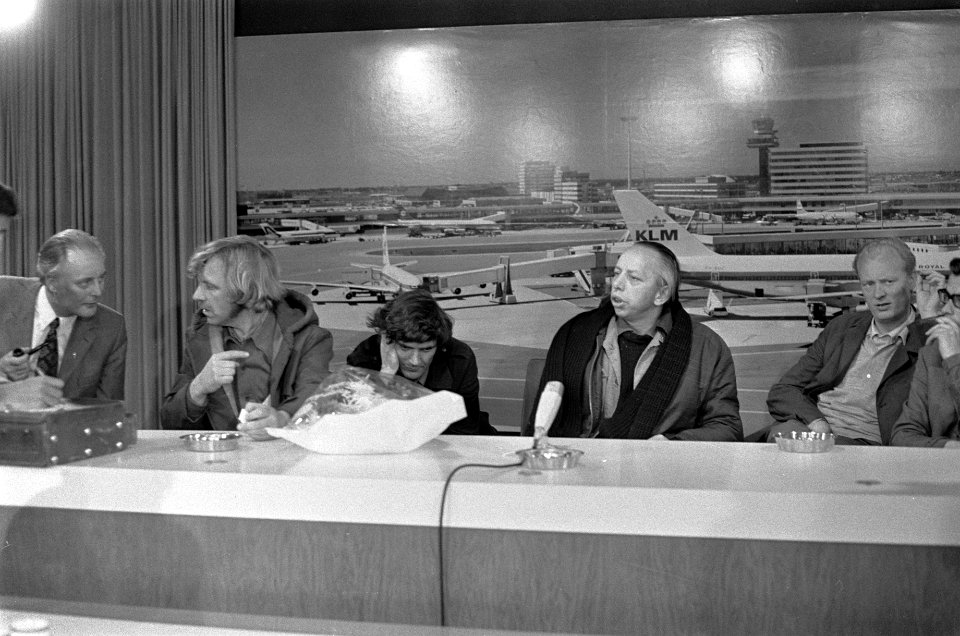 Journalisten en priesters terug uit Chili na de militaire coup op Schiphol, Bestanddeelnr 926-7181
