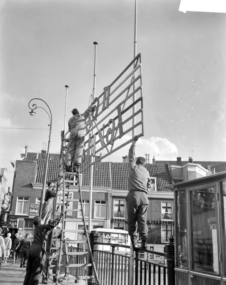 Jordaanfestival in Amsterdam, op de Rozengracht wordt versiering aangebracht, Bestanddeelnr 914-2854