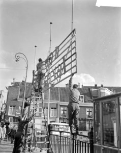 Jordaanfestival in Amsterdam, op de Rozengracht wordt versiering aangebracht, Bestanddeelnr 914-2854