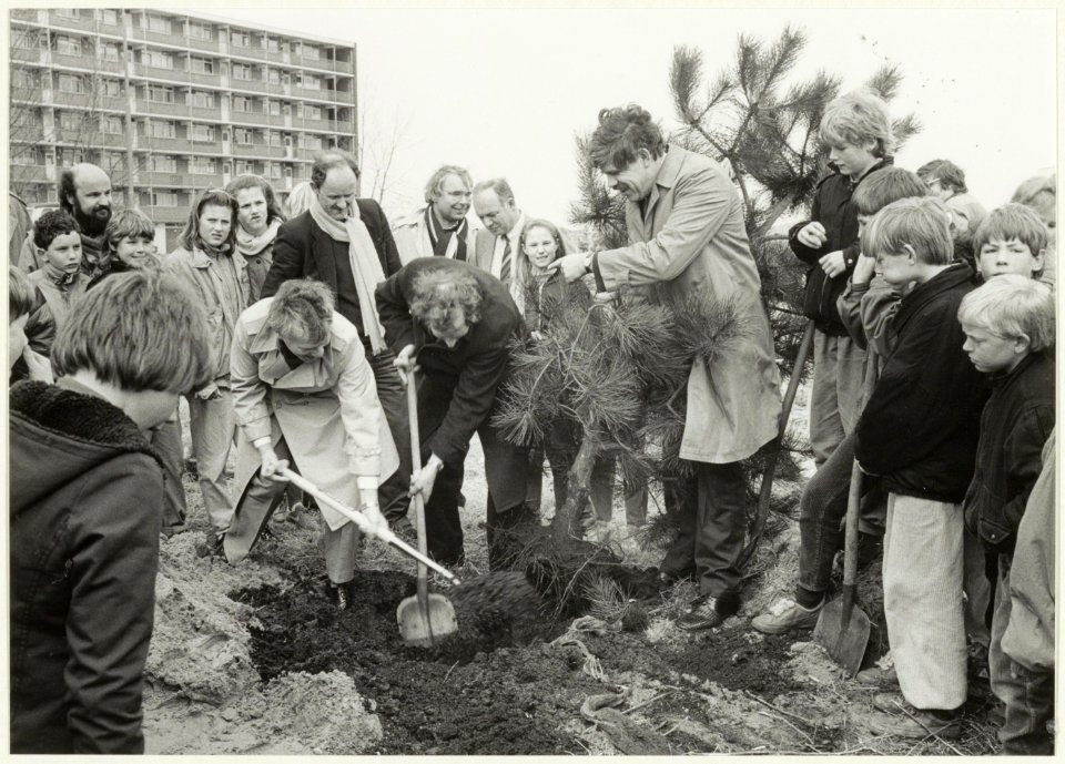 Joost Prinsen, alias Erik Engerd, helpt bij de Boomplantdag 1986. NL-HlmNHA 54023386