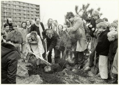 Joost Prinsen, alias Erik Engerd, helpt bij de Boomplantdag 1986. NL-HlmNHA 54023386