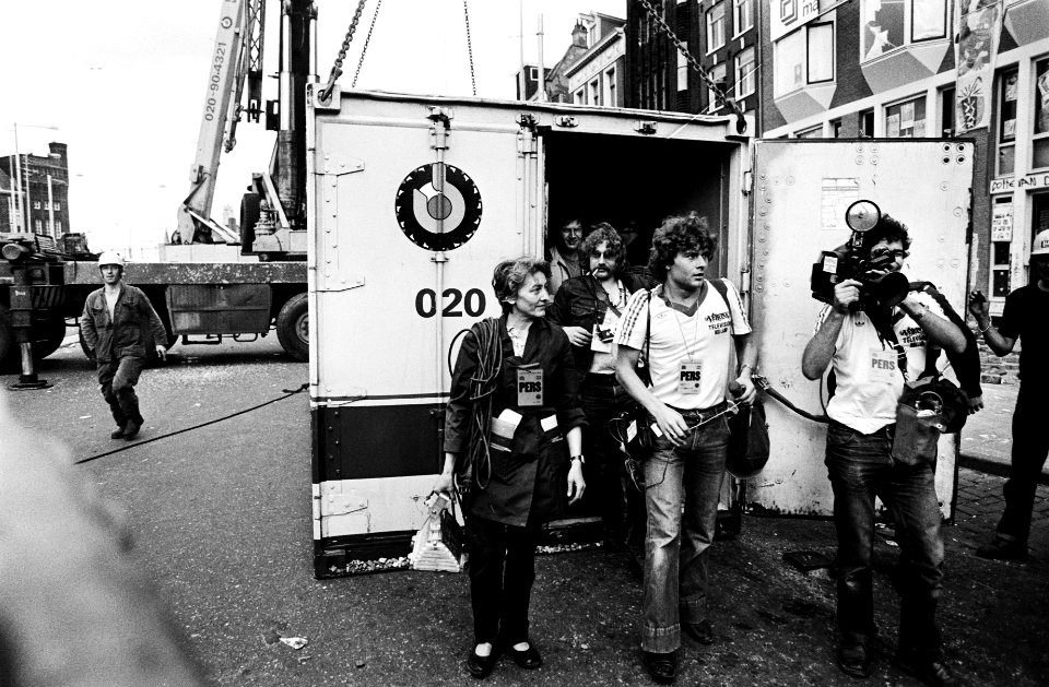 Journalisten stappen uit neergehesen container, Bestanddeelnr 930-9725