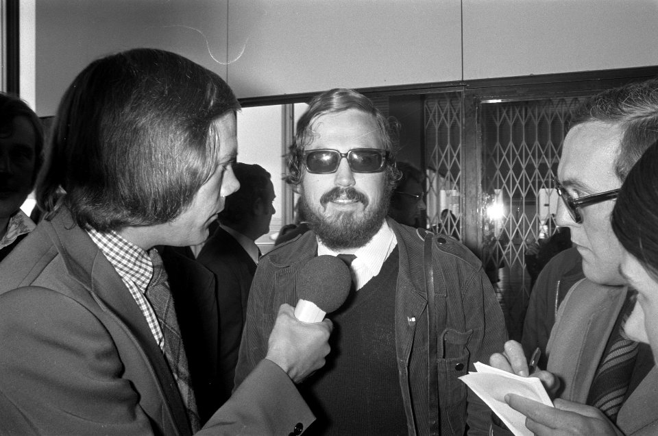 Journalist Jan van der Putten bij aankomst op Schiphol uit Chili, Bestanddeelnr 926-7013