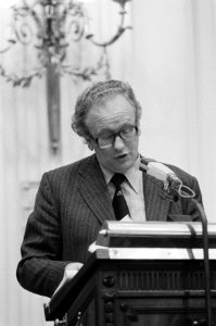 Jos van Kemenade aan het woord tijdens de debatten over de wet op de onderwijshe, Bestanddeelnr 931-2925
