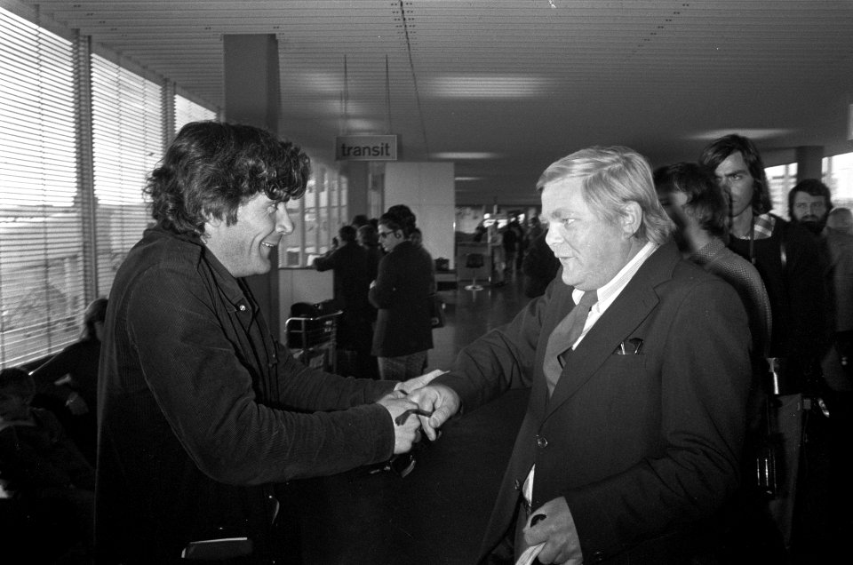 Journalisten en priesters terug uit Chili na de militaire coup op Schiphol, Koos, Bestanddeelnr 926-7177