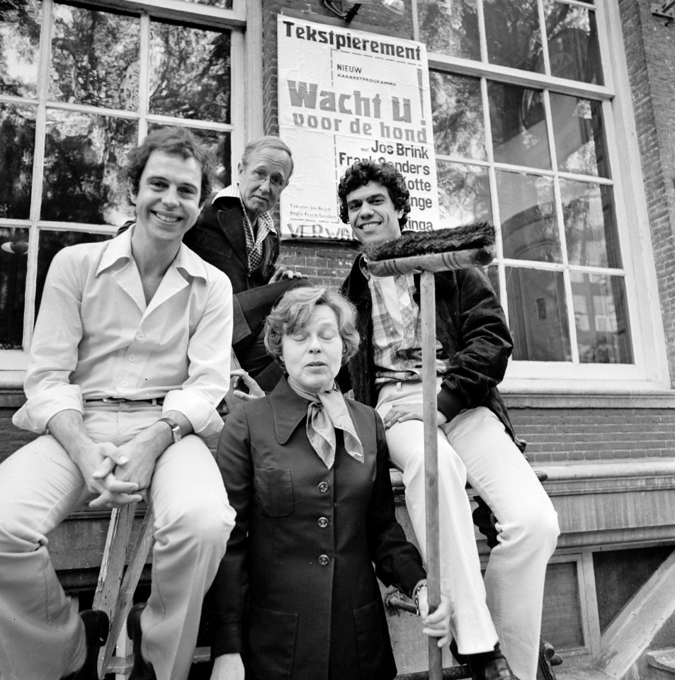 Jos Brink, Sieto Hoving, Frank Sanders en Marijke Hoving plakken affiches bij …, Bestanddeelnr 929-3049