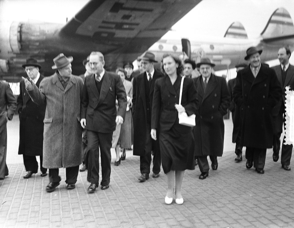 Journalist Evenhuis uit Indie op Schiphol met familie, Bestanddeelnr 906-3068