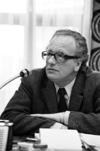 Jos van Kemenade tijdens een vergadering van de bijzondere kamercommissie in ver, Bestanddeelnr 931-2764