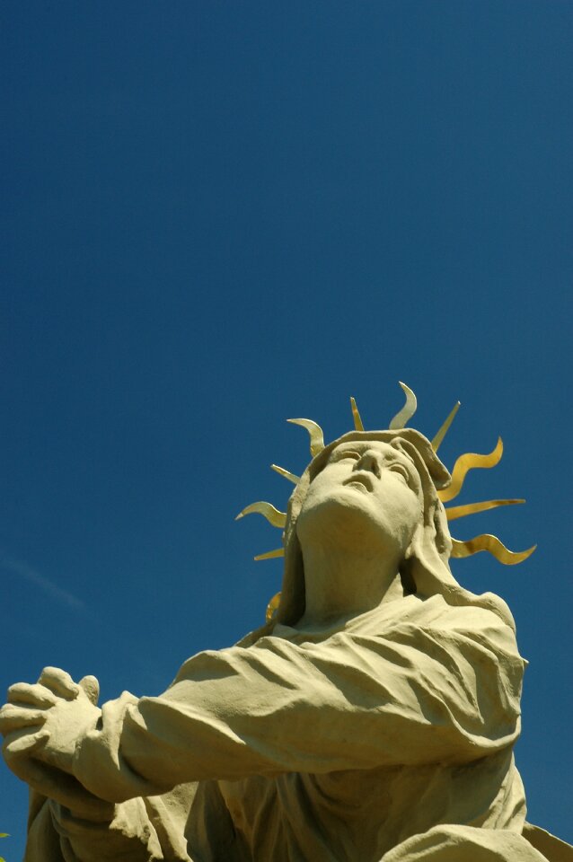 Statue sculpture pray