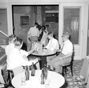 Journalisten nemen muziek op in café San Marco in Willemstad, Bestanddeelnr 252-3757