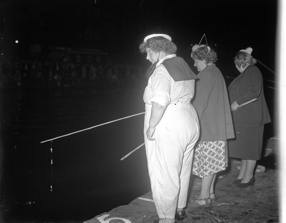 Jordaanfestival Jordaanvrouwen aan het vissen, Bestanddeelnr 904-1657
