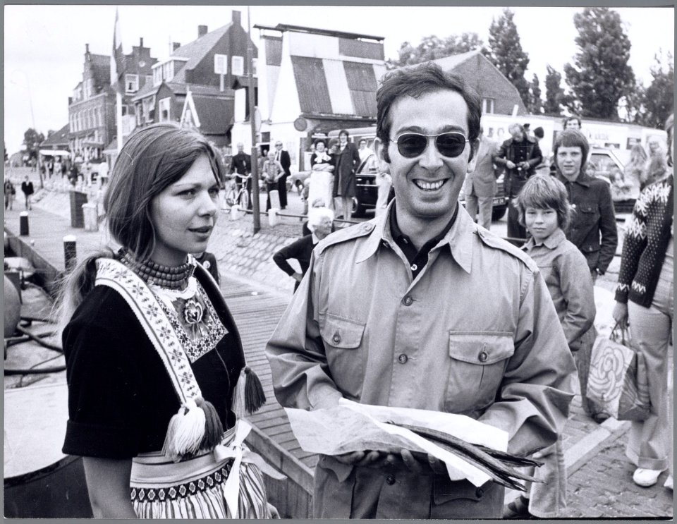Jorge Guillermo krijgt van een Volendamse paling aangeboden Hij maakte aan boo…, Bestanddeelnr 006-0569