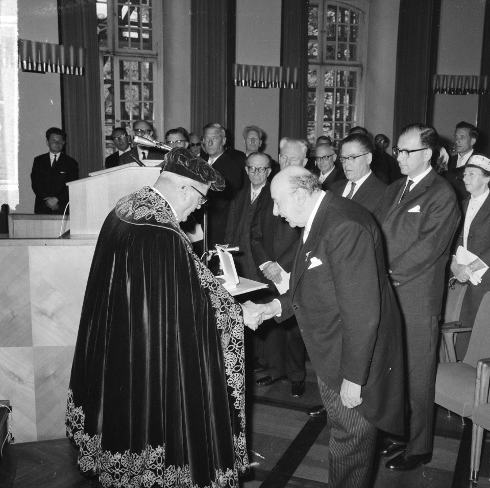 Joost van den Vondelprijs uitgereikt aan Albert van Dalsum , links prof Bittel , Bestanddeelnr 916-4882