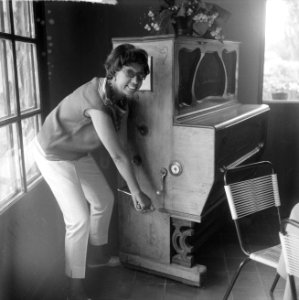 Josephine Baker in Kasteel Les Milandes J B bij pianola, Bestanddeelnr 912-6514