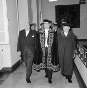Joost van den Vondelpreis 1963 uitgereikt aan Albert van Dalsum , v.l.n.r. Van D, Bestanddeelnr 916-4875