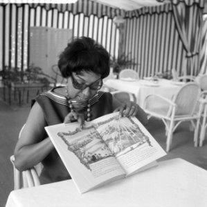 Josephine Baker in Kasteel Les Milandes J. B. met boek van Piet Worms, Bestanddeelnr 912-6484