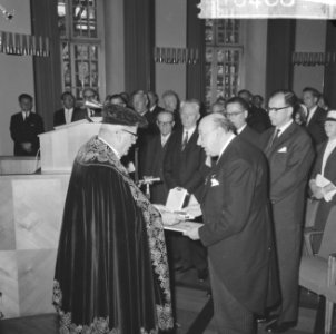 Joost van den Vondelpreis 1963 uitgereikt aan Albert van Dalsum , links prof Bi, Bestanddeelnr 916-4881
