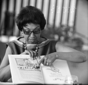 Josephine Baker in Kasteel Les Milandes J B met boek, Bestanddeelnr 912-6496