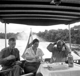 Joy Boogh met militair Groote (links) en een andere man op een schip, Bestanddeelnr 252-6952