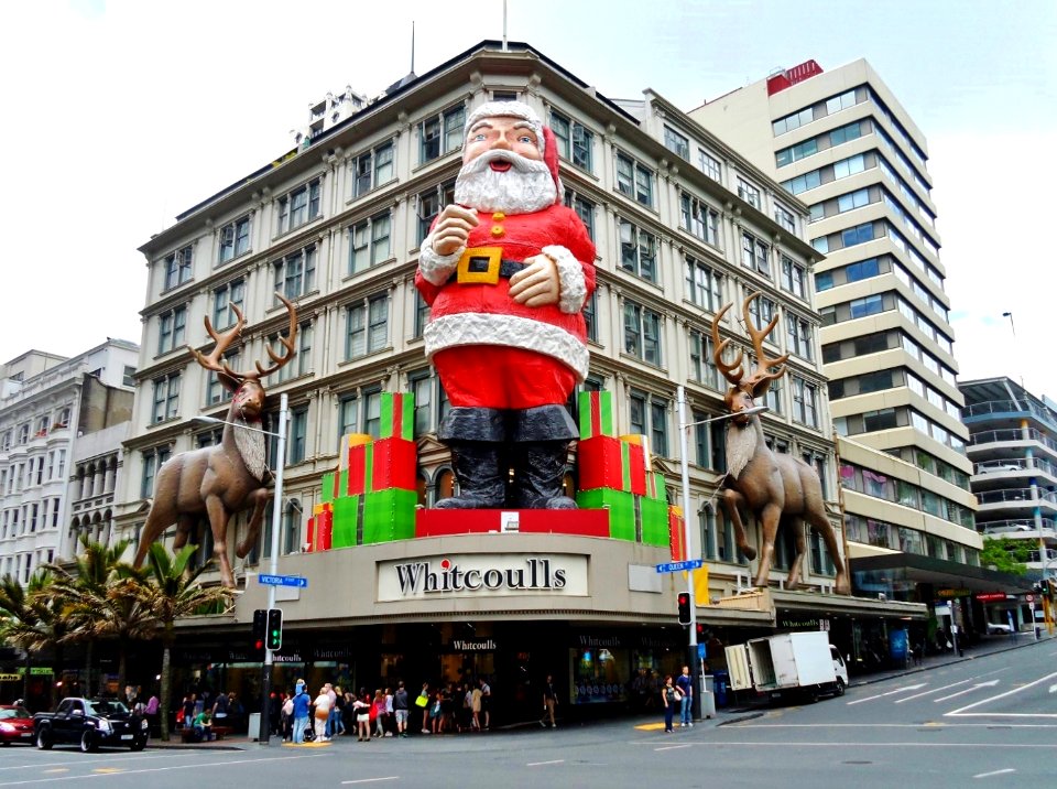 JPG Whitcoulls Queen Street Christmas facade 2013