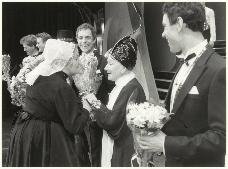 Jos Brink, Georgette Hagendoorn en Frank Sanders ontvangen bloemen van het VVV Zandvoort bij de musical Madame Arthur. NL-HlmNHA 54005750