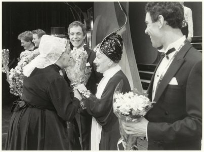 Jos Brink, Georgette Hagendoorn en Frank Sanders ontvangen bloemen van het VVV Zandvoort bij de musical Madame Arthur. NL-HlmNHA 54005750