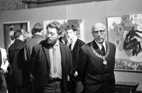 Jordaanfestival geopend. Burgemeester Samkalden met een van de kunstenaars op te, Bestanddeelnr 920-6834