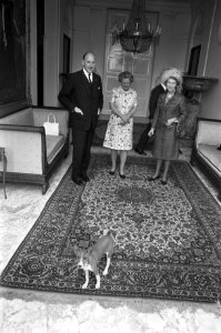 Joseph Luns, zijn vrouw Elisabeth Cornelia Baronesse van Heemstra en koningin J…, Bestanddeelnr 925-5890