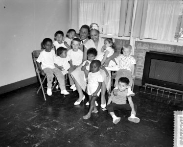 Josephine Baker met haar 10 kinderen bezoekt Rotterdam, Bestanddeelnr 910-5757