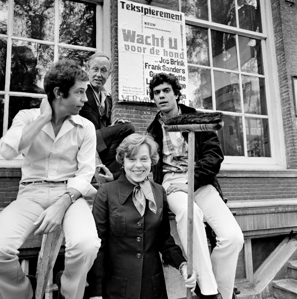 Jos Brink, Sieto Hoving, Frank Sanders en Marijke Hoving plakken affiches bij …, Bestanddeelnr 929-3048