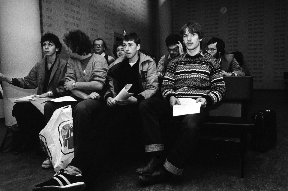 Jos Hof (l) en André Braaksma, de twee schoolverlaters in de rechtszaal, Bestanddeelnr 932-4479