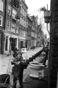 Jordaner versiert zijn muren en de straat in Amsterdamse Jordaan, Bestanddeelnr 929-5073