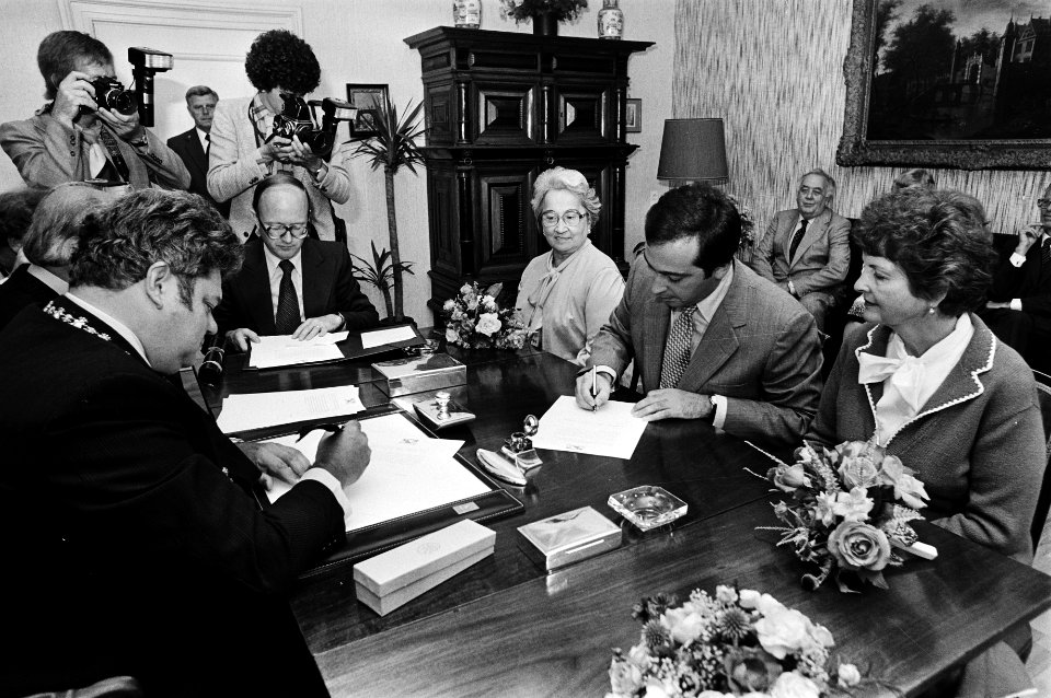 Jorge Guillermo ondertekent de akte, zijn moeder Edenia Guillermo (l) en een tan, Bestanddeelnr 930-3489