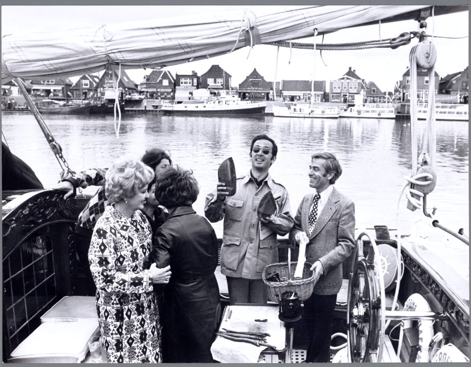 Jorge Guillermo kreeg aan boord van de Groene Draeck klompen aangeboden. Hij maa, Bestanddeelnr 006-0570