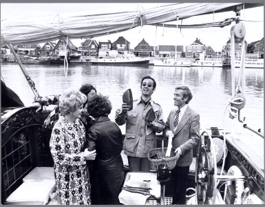 Jorge Guillermo kreeg aan boord van de Groene Draeck klompen aangeboden. Hij maa, Bestanddeelnr 006-0570