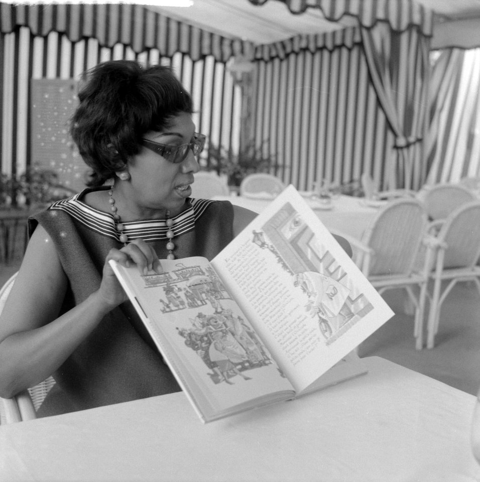 Josephine Baker in Kasteel Les Milandes J. B. met boek van Piet Worms, Bestanddeelnr 912-6492