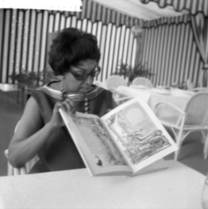 Josephine Baker in Kasteel Les Milandes J. B. met boek van Piet Worms, Bestanddeelnr 912-6491