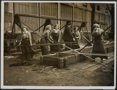Journalists visit naval shipbuilding tard. Women workers have proved invaluable , Bestanddeelnr 158-2695