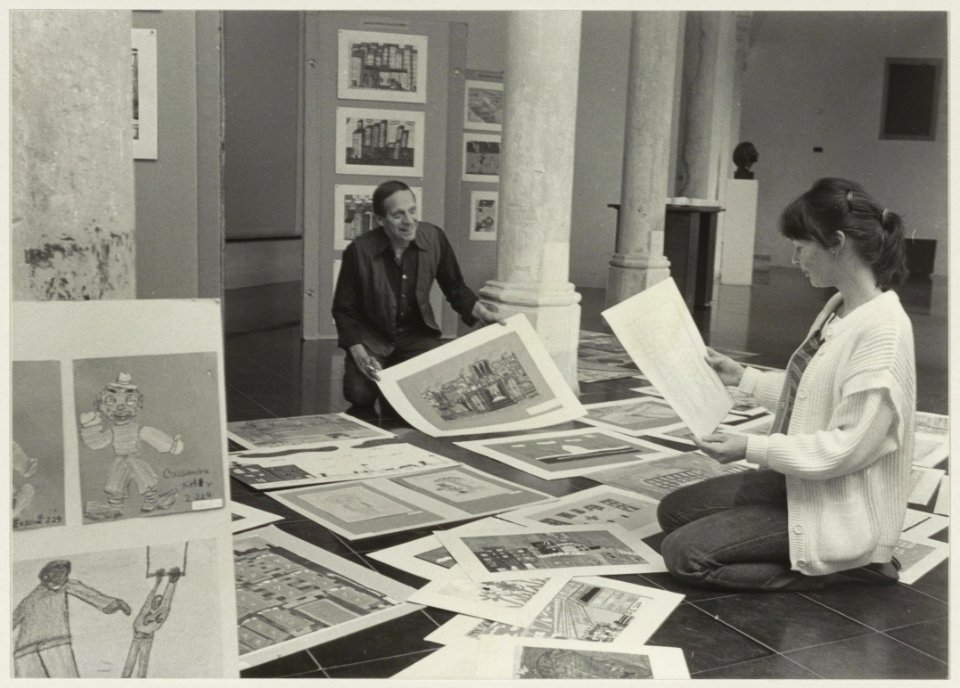Jos Veltkamp en Karin Veenstra richten een tentoonstelling in in het stadhuis. NL-HlmNHA 54013841