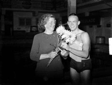 Joris Tjebbes met trainster mevrouw Boodt, Bestanddeelnr 904-2460