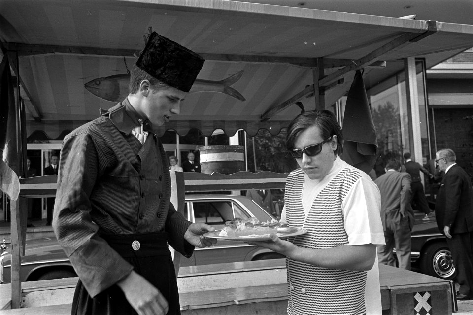 Jose Feliciano , zanger-gitarist USA, krijgt haring voor hotel, Amsterdam, Bestanddeelnr 923-5528