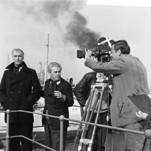 Joris Ivens (midden) en beeldhouwergraficus Carel Kneulman (links), Bestanddeelnr 918-3066