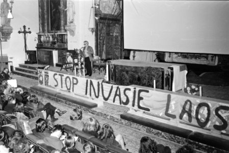 Joris Ivens spreekt op protestbijeenkomst tegen Amerikaanse inval in Laos, in Mo, Bestanddeelnr 924-2828