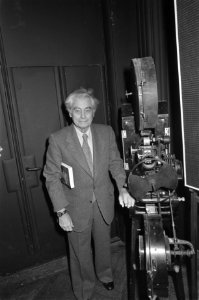 Joris Ivens bij oude projector, Bestanddeelnr 929-9887
