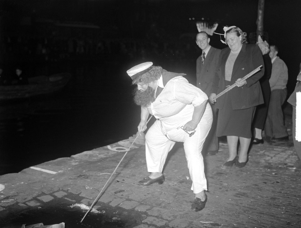 Jordaanfestival Jordaanvrouwen aan het vissen, Bestanddeelnr 904-1656