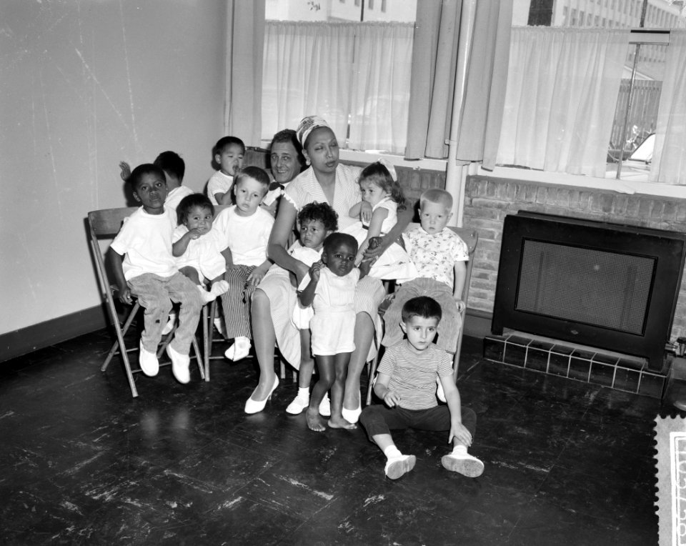 Josephine Baker met haar 10 kinderen bezoekt Rotterdam, Bestanddeelnr 910-5758